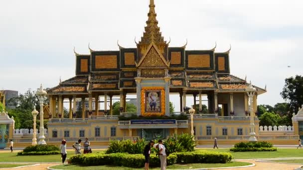 国王宫同来访的游客 — 图库视频影像