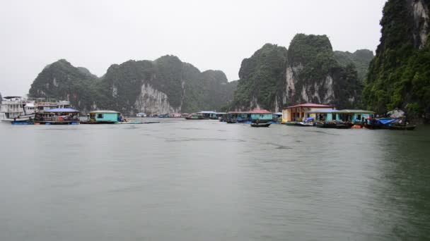 Turisti in Barche nel villaggio nativo di pescatori — Video Stock
