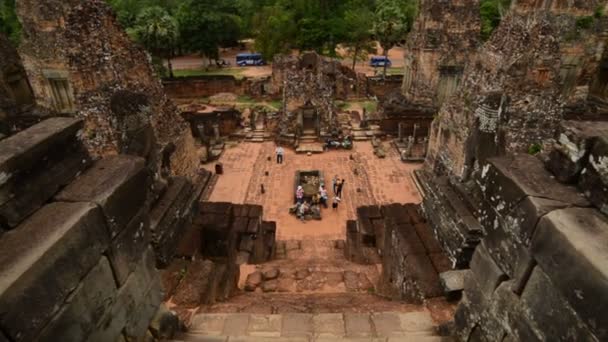 Turistas caminan alrededor del Altar — Vídeos de Stock