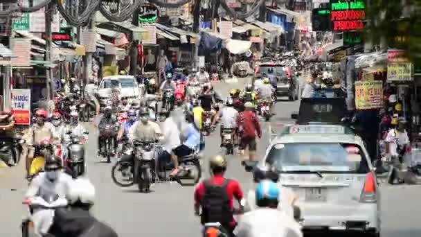 Tráfico en el distrito ocupado — Vídeo de stock