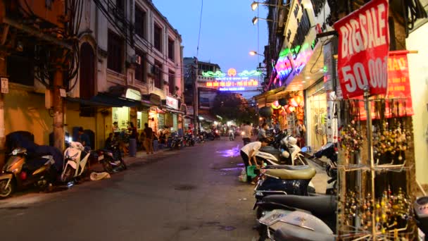 Straatmarkt wandelen 's nachts in Hanoi — Stockvideo