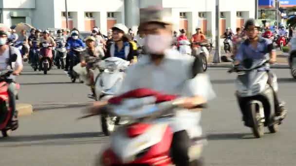 Tráfico en Busy Street en el centro de HCMC — Vídeos de Stock