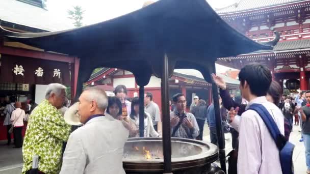 Turistas en el Templo Sensoji — Vídeos de Stock