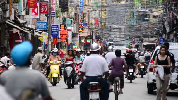 Trafiken på upptagen Street i Downtown Hcmc — Stockvideo