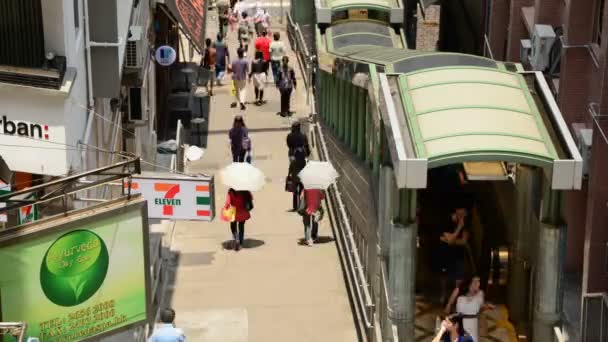 Piétons descendant les escaliers — Video