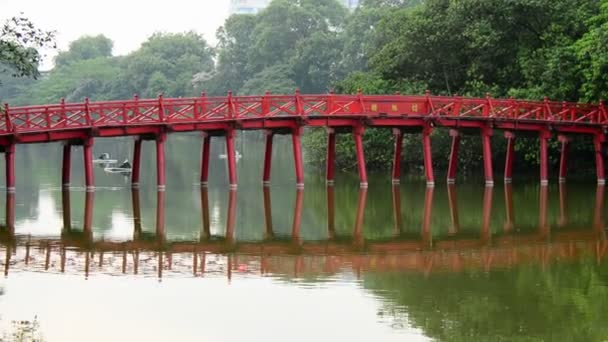 Huc most přes jezero Hoan Kiem — Stock video