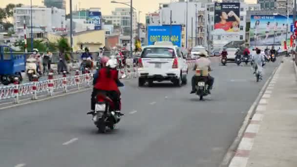 Tráfico en la calle ocupada — Vídeos de Stock