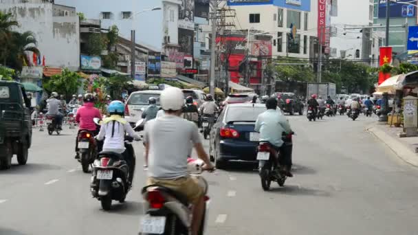 在胡志明市市中心的繁华街道上的交通 — 图库视频影像