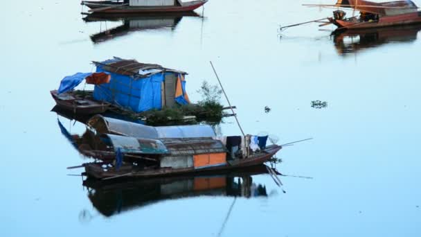 Bateaux de pêche dans la rivière Song Hong — Video