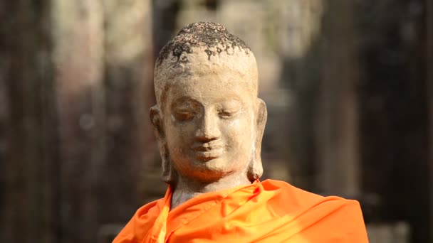 Gekleidete Buddha-Statue im Tempel — Stockvideo