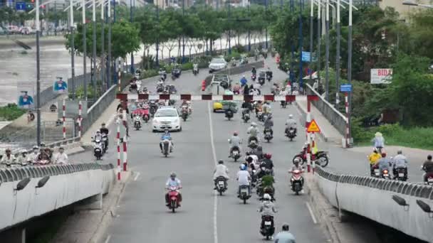 Tráfico en autopista en el centro — Vídeos de Stock