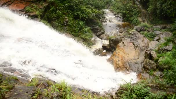 Яростный водопад во время дождя — стоковое видео