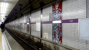 Metro tren istasyonu girer