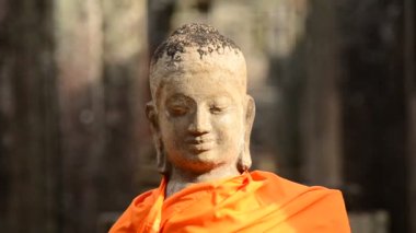 Giyinmiş tapınağında Buda heykeli