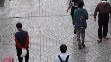 Bir yağmurlu günde yukarıdan yayalar