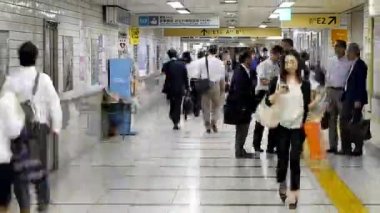 Yolcular metro Demiryolu istasyonu platformu