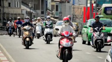 Şehir trafiğinde motosiklet