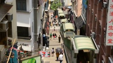 Merdivenlerden aşağı yürüyüş yayalar