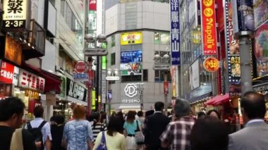 Shibuya alışveriş bölgesi gündüz meşgul