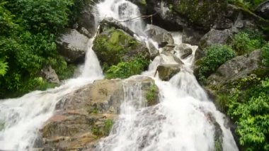 Yağmur fırtınası sırasında azgın şelale