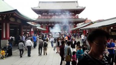 Sensoji Tapınağı'nda turistler