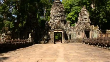 Abandon Tapınağı girişine