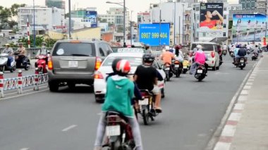 İşlek cadde üzerinde trafik