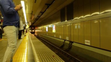 Metro tren istasyonu çıkar