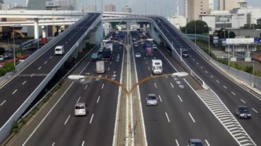 Japonca karayolu üzerinde yoğun trafik