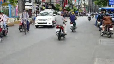 İşlek cadde üzerinde trafik