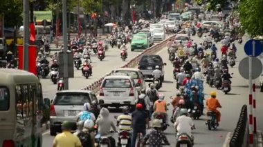 İşlek cadde üzerinde trafik