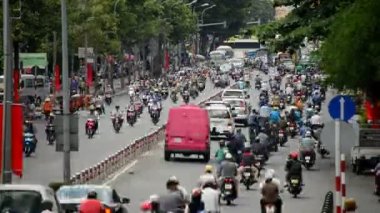 İşlek cadde üzerinde trafik