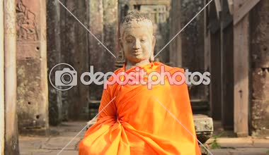 Giyinmiş tapınağında Buda heykeli