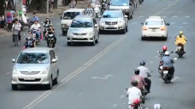 İşlek cadde üzerinde trafik