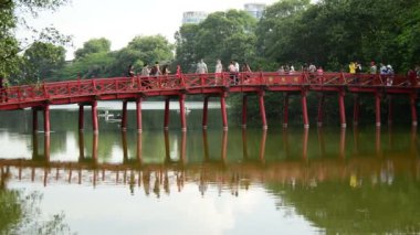 İnsanlar Huc köprünün diğer tarafında