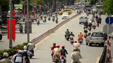 İşlek cadde üzerinde trafik