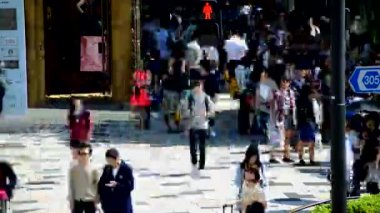 Tokyo'nun kalabalık kaldırım