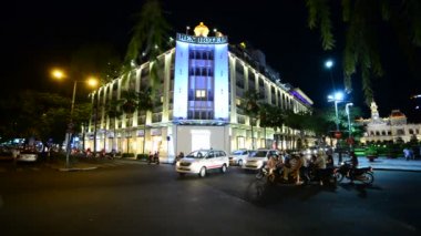 Gece şehir trafiği