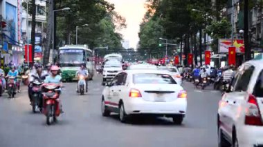 Şehir merkezindeki Hcmc meşgul Caddesi üzerinde trafik