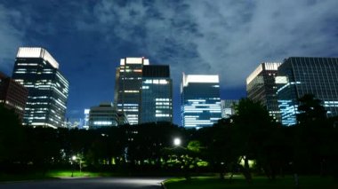 Şehir Merkezi Tokyo siluetinin geçerken bulutlar