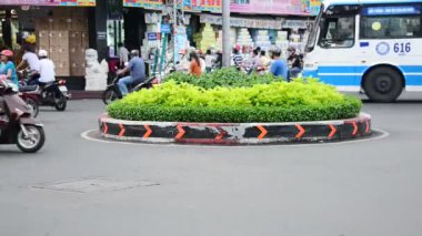 Şehir trafiğinde motosiklet
