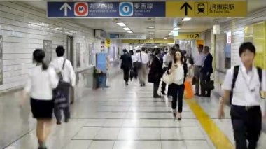 Yolcular metro Demiryolu istasyonu platformu