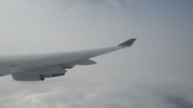 Bulutlar Jet penceresinin dışında