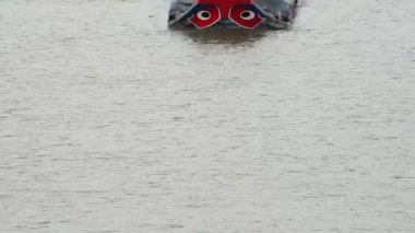 Kargo tekne ve Shacks Mekong Delta üzerinde