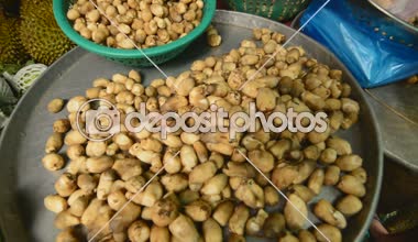 Meşgul sokak pazarının yürümek-den geçerek