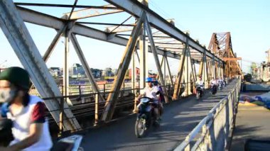 Motorlu bisikletler trafik tren sehpa üzerinde