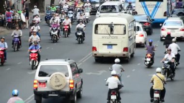 İşlek cadde üzerinde trafik