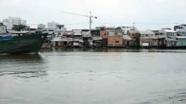 Kargo tekne ve Shacks Mekong Delta üzerinde