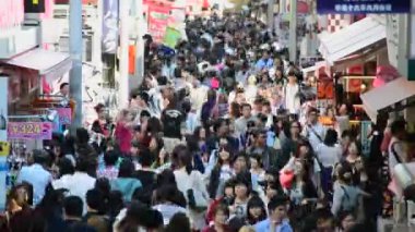 Kalabalık Takeshita sokakta Harajuku