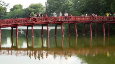 İnsanlar Huc köprünün diğer tarafında